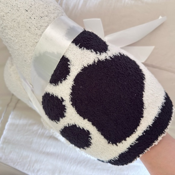 Cozy Black and White Paw Print Throw Blanket - Picture 3 of 3